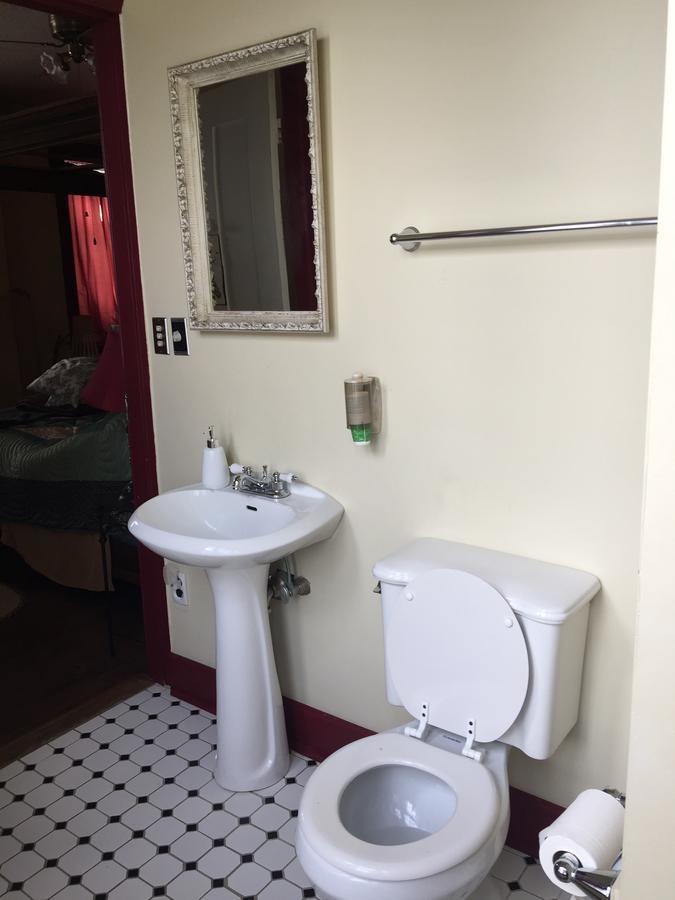 Stoltzfus Bed & Breakfast White Horse