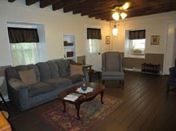 Stoltzfus Bed & Breakfast White Horse